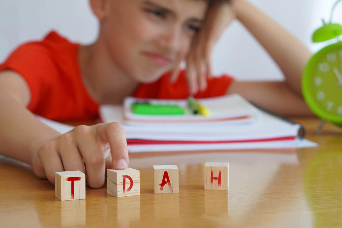 Criança montando blocos de letras sobre a mesa